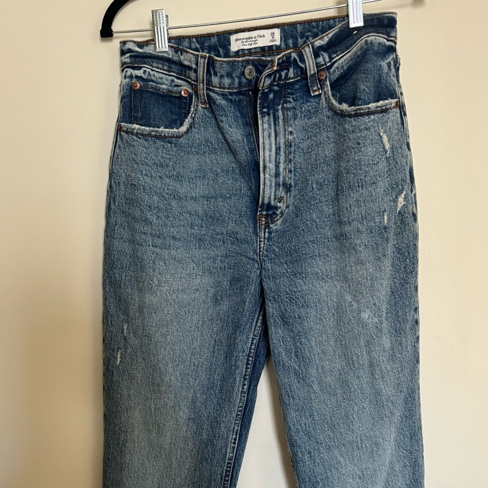 Abercrombie Jeans Size 6
Never worn but took tags off